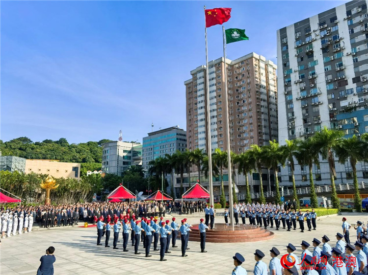 圖為澳門(mén)在金蓮花廣場(chǎng)舉行國(guó)慶日升旗儀式。 鄭嘉偉攝