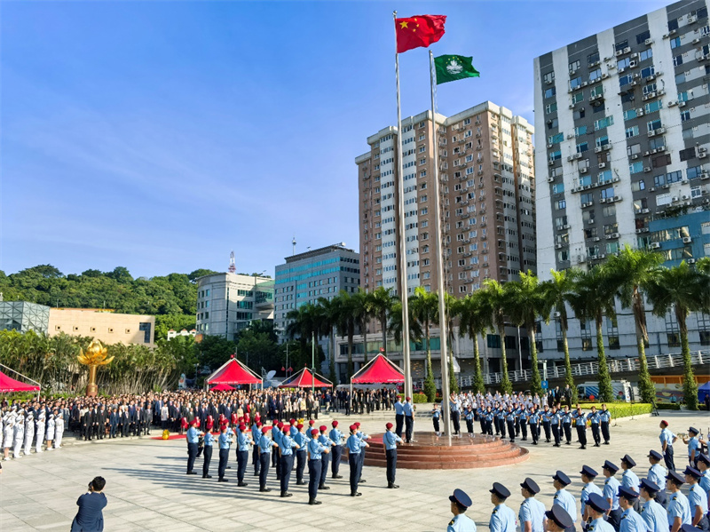 10月1日8時澳門特區(qū)隆重舉行升國旗儀式。（鄭嘉偉攝）