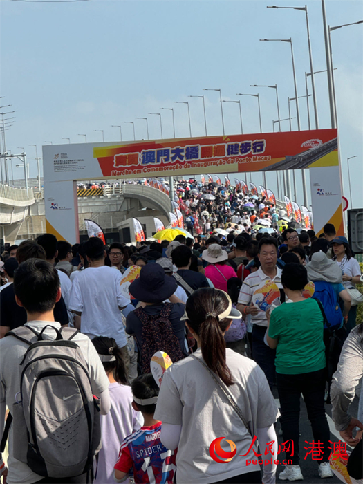 澳門居民踴躍參加“齊賀澳門大橋開通健步行”活動。（本報記者富子梅攝）