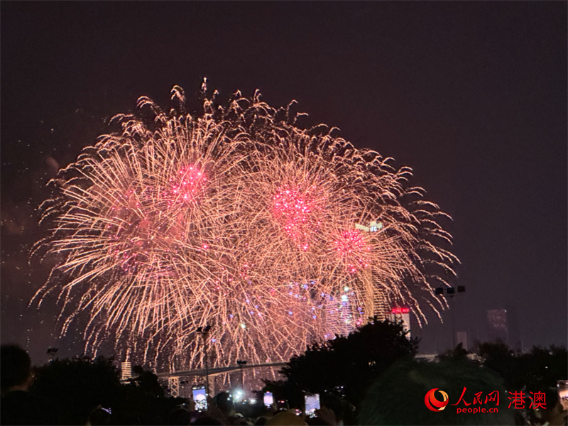 10月1日晚綻放澳門夜空的意大利煙花作品。（本報記者富子梅攝）