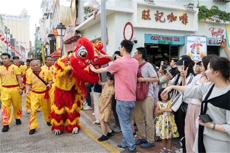 臨時行人專區(qū)周邊表演吸引大批旅客觀賞。（澳門特區(qū)政府跨部門工作小組供圖）