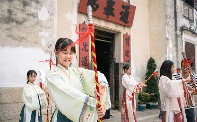 圖為學(xué)員參與“中華文化體驗(yàn)日”活動(dòng)。（澳門特區(qū)文化局供圖）