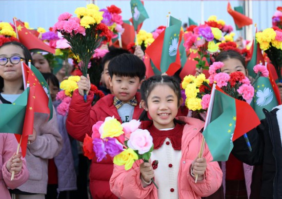 12月18日下午，中共中央總書記、國家主席、中央軍委主席習(xí)近平乘專機(jī)抵達(dá)澳門，出席將于20日舉行的慶祝澳門回歸祖國25周年大會暨澳門特別行政區(qū)第六屆政府就職典禮，并視察澳門。這是歡迎人群。新華社記者 謝環(huán)馳 攝